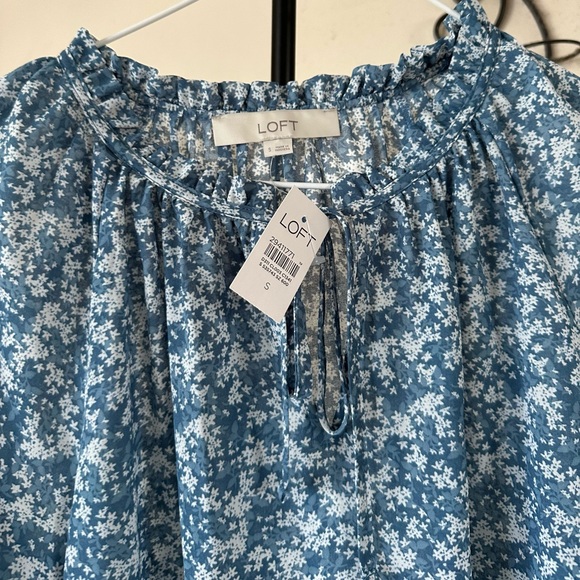 NWT LOFT Blue White Floral Blouse S - Picture 3 of 11